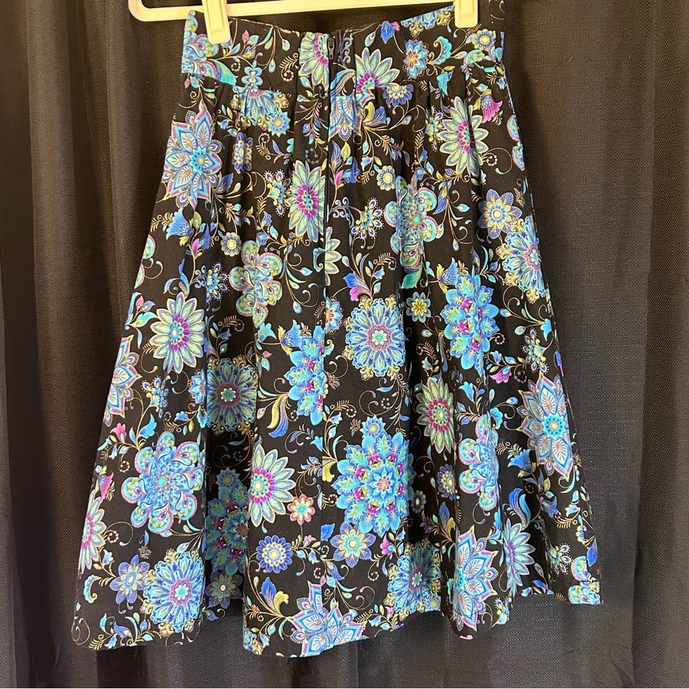 MODCLOTH Black Mandala Floral Print Skirt with Pockets Size Small k22